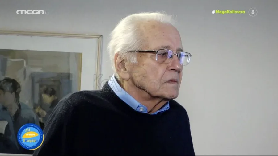 Ο Δημήτρης Κωνσταντάρας σε εσωτερικό χώρο.