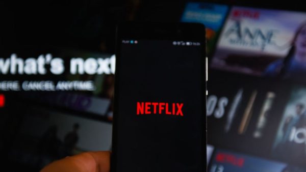 Netflix: Σκέφτεται να λανσάρει φθηνότερη συνδρομή