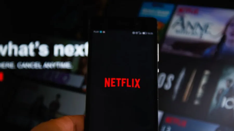 Το λογότυπο του Netflix σε οθόνη κινητού τηλεφώνου.