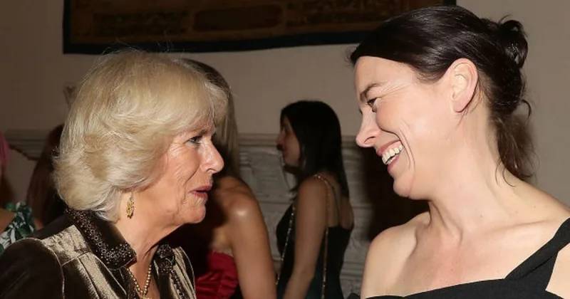 Η Camilla Parker Bowles συνομιλεί με γυναίκα σε εκδήλωση.