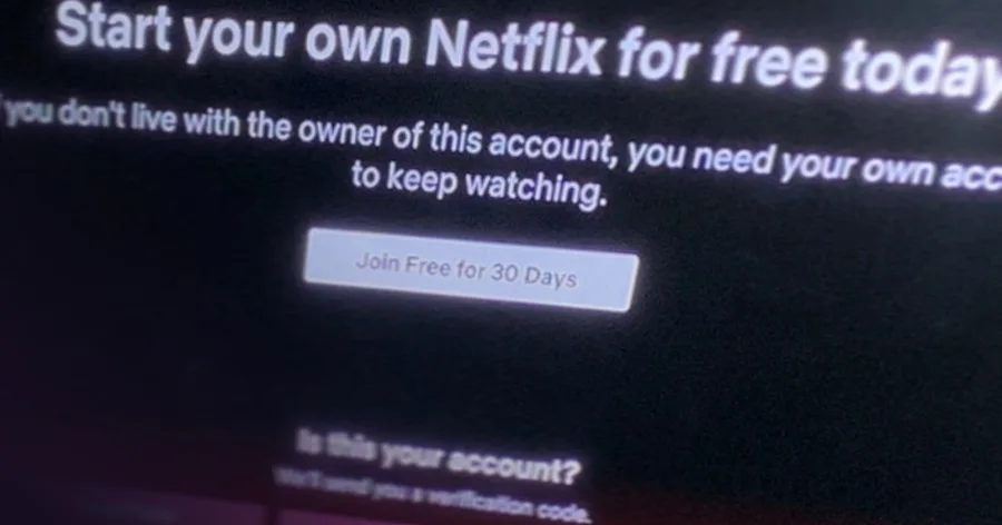 Μήνυμα του Netflix για την κοινή χρήση κωδικών σε οθόνη τηλεόρασης.