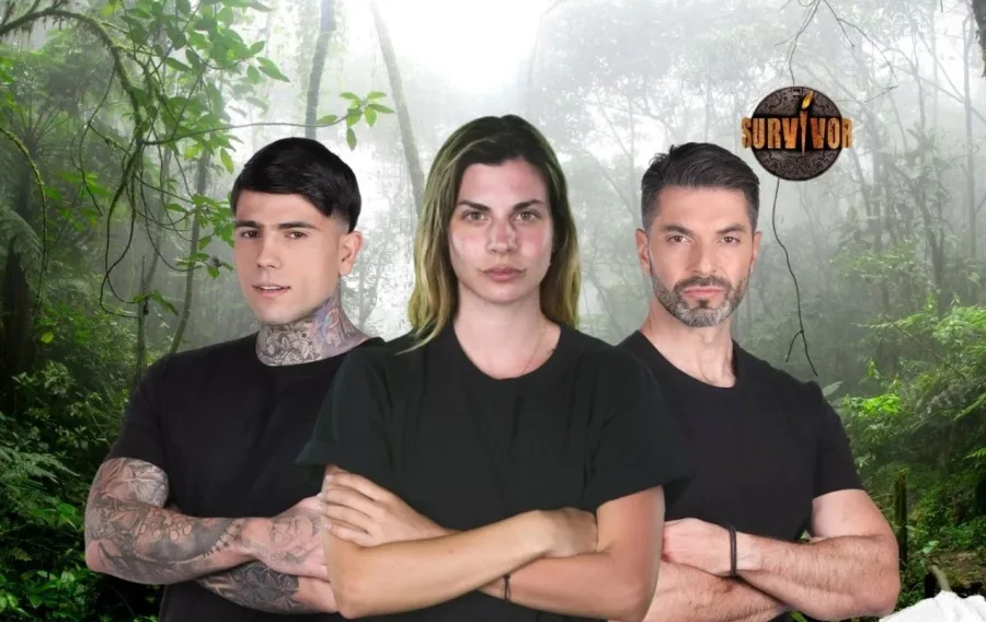 Τρεις παίκτες του Survivor, ανάμεσά τους ο Σπύρος Μαρτίκας, σε φόντο ζούγκλας.