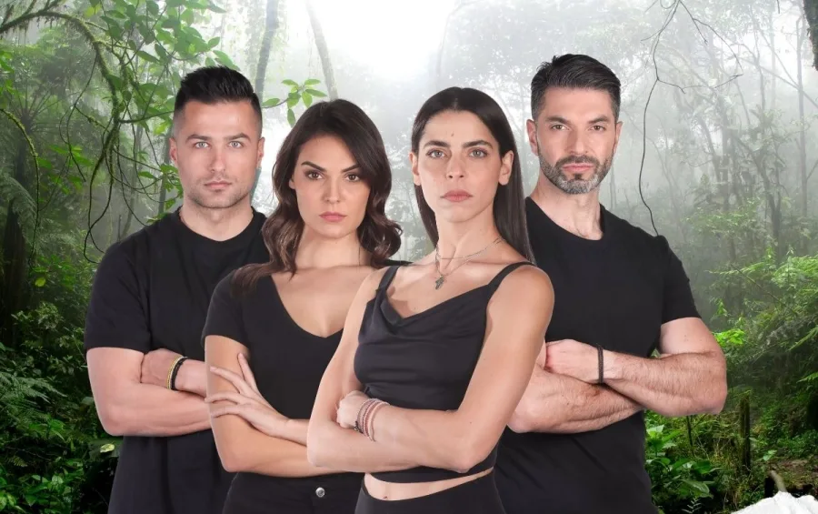 Τέσσερις παίκτες του Survivor ποζάρουν με μαύρα ρούχα σε φόντο ζούγκλας.