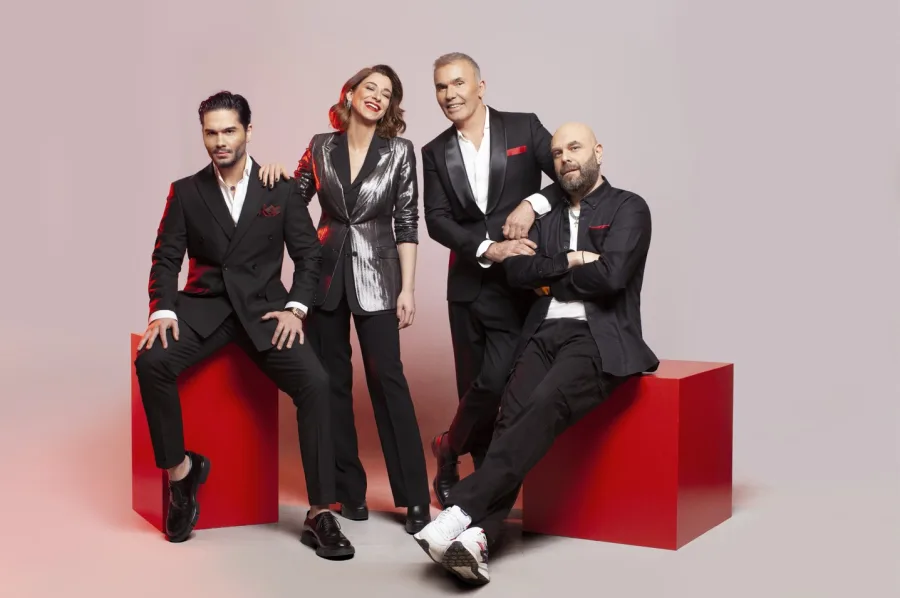 Οι κριτές και ο παρουσιαστής του The X Factor ποζάρουν σε στούντιο.