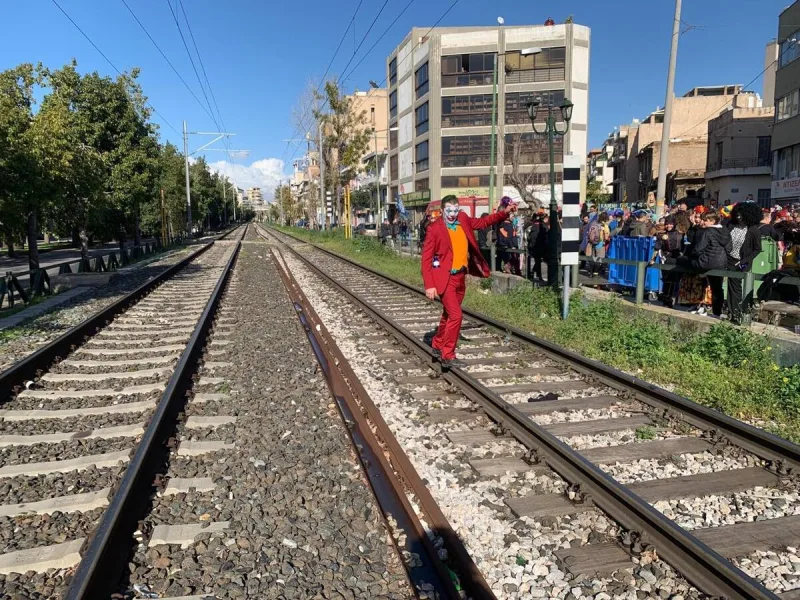 Ο Γιάννης Στάνκογλου ντυμένος Joker σε σιδηροδρομικές γραμμές.