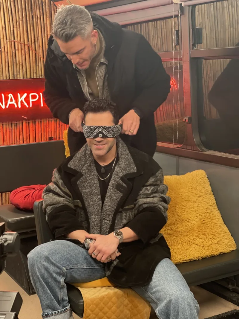 Ο Θεοχάρης Ιωαννίδης δένει τα μάτια του Πέτρου Ιακωβίδη στο Night Out.