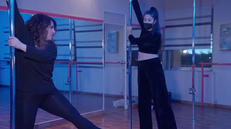Η Κατερίνα Ζαρίφη σε μάθημα pole dancing στο Night Out.