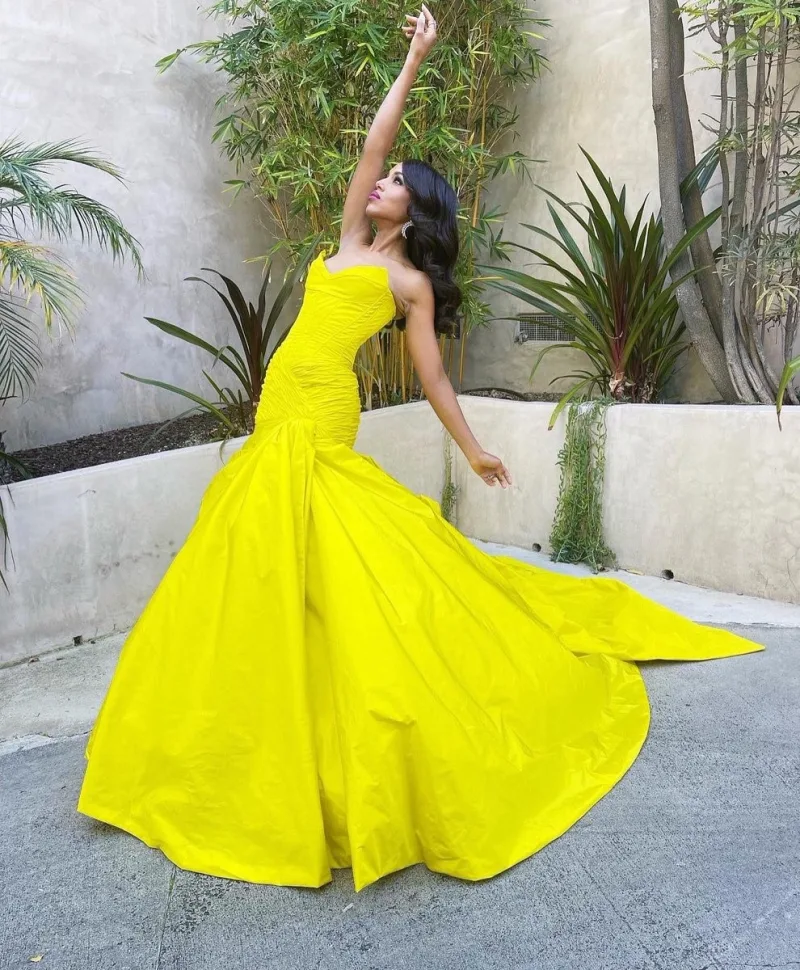 Γυναίκα με κίτρινη τουαλέτα Celia Kritharioti Couture.