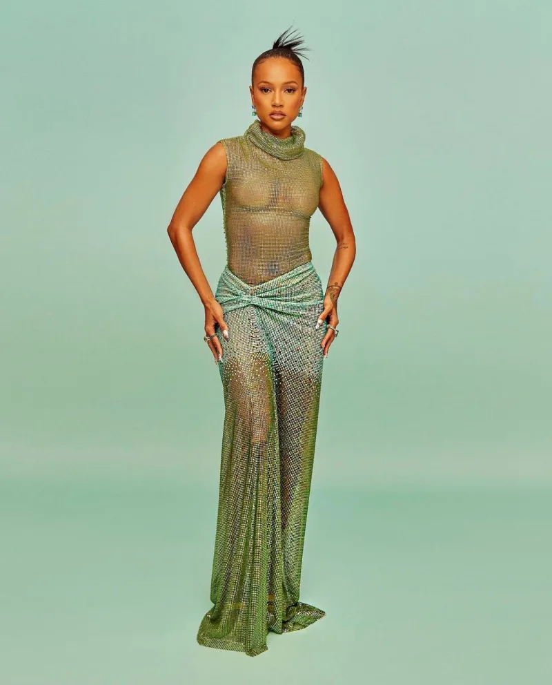 Καλλιτέχνης με πράσινη δημιουργία Celia Kritharioti Couture