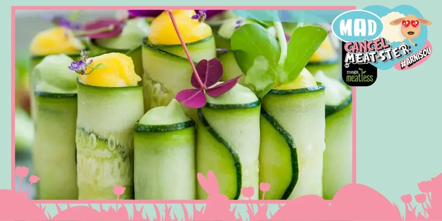 Vegan ορεκτικά με ρολά αγγουριού και κρέμα λαχανικών.