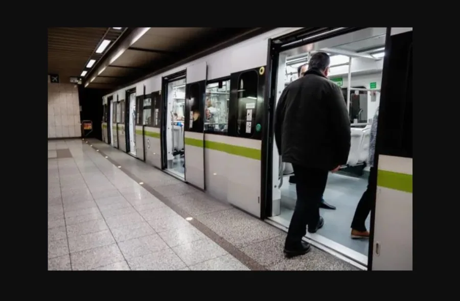 Επιβάτες επιβιβάζονται σε συρμό του μετρό σε αποβάθρα σταθμού.