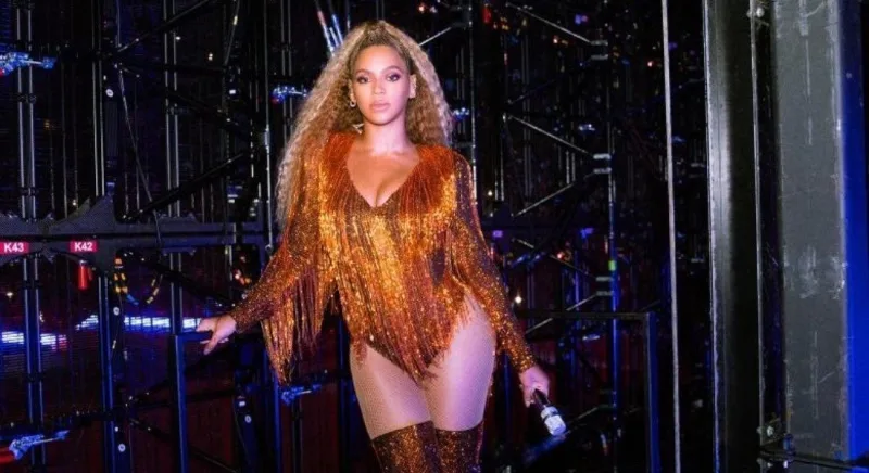 Η Beyoncé με χρυσό κορμάκι με κρόσσια στα παρασκήνια συναυλίας.
