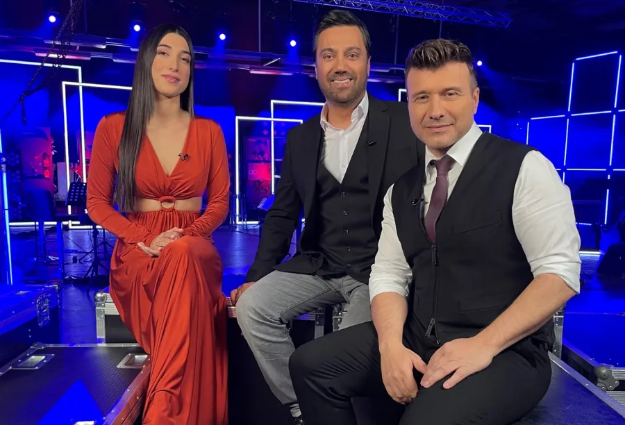 Ο Γιώργος Θεοφάνους και η Κατερίνα Κακοσαίου σε τηλεοπτικό πλατό.