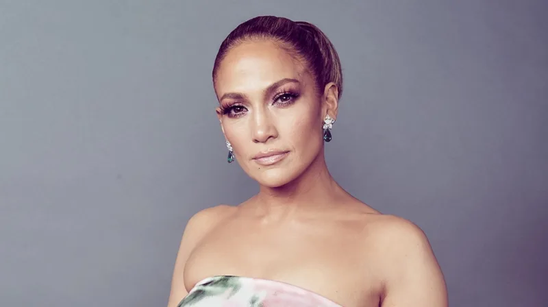 Η Jennifer Lopez με κομψό χτένισμα και εντυπωσιακά σκουλαρίκια.