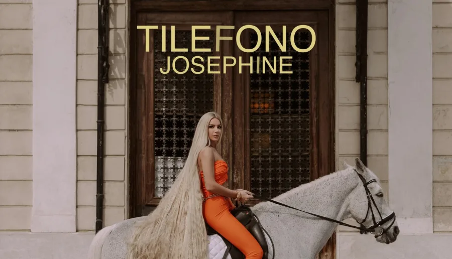 Η Josephine πάνω σε άλογο για το video clip του τραγουδιού Tilefono.
