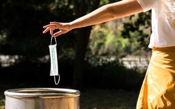 Κορονοϊός: Τέλος η μάσκα σε εσωτερικούς χώρους από αύριο (01/06)
