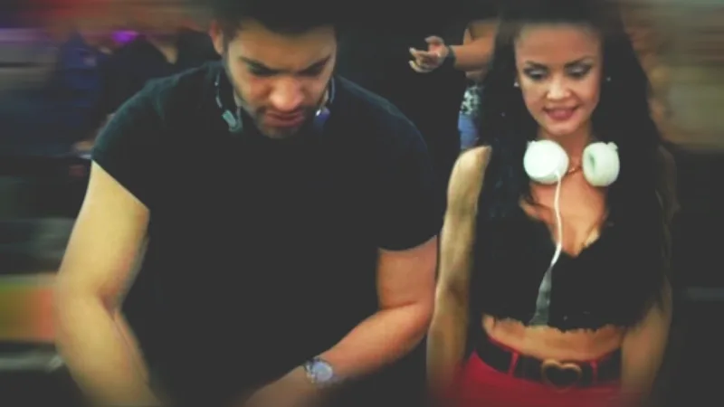 Ο Μάνος Ιωάννου και η Μαριλίτα σε ρόλο DJ.
