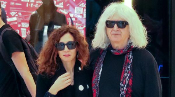 Νίκος Καρβέλας: Έγινε για τρίτη φορά μπαμπάς