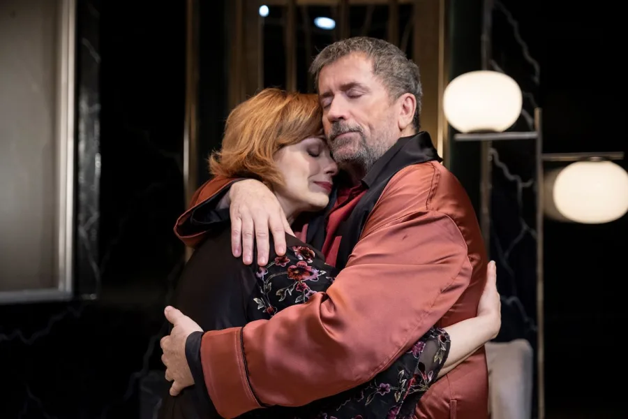 Ο Σπύρος Παπαδόπουλος και η Δάφνη Λαμπρόγιαννη σε μια αγκαλιά.