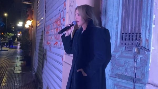 Πέγκυ Ζήνα: Συγκίνησε με την ερμηνεία της στη μέση του δρόμου