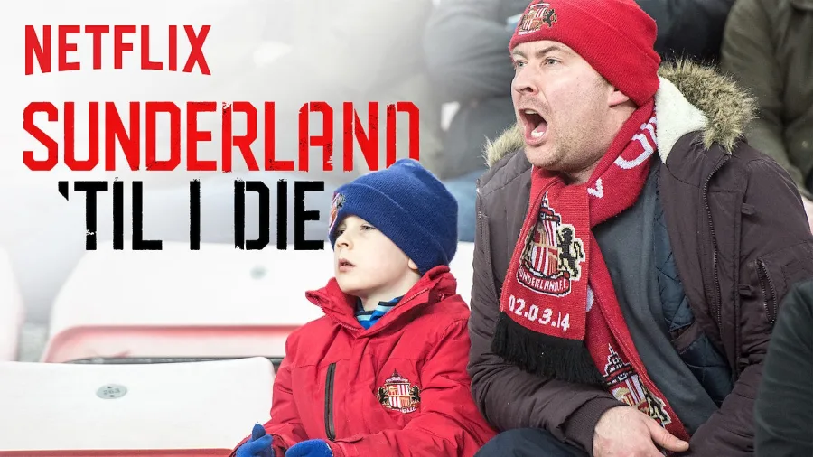Αφίσα της σειράς ντοκιμαντέρ Sunderland 'Til I Die του Netflix με οπαδούς στις κερκίδες.