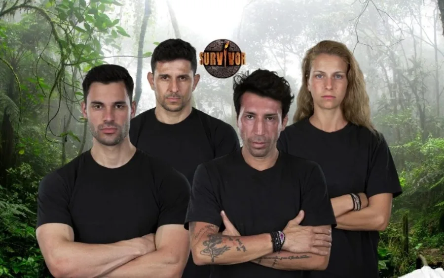 Τέσσερις παίκτες του Survivor με μαύρες μπλούζες σε φόντο ζούγκλας.