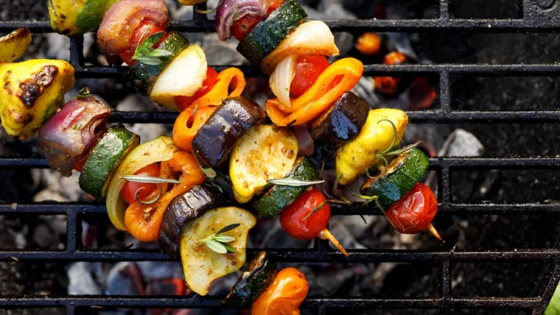 Vegan σουβλάκια λαχανικών στην ψησταριά.