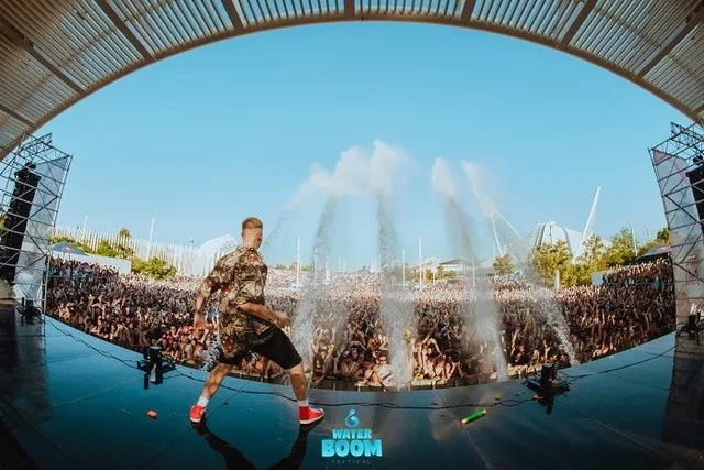 Καλλιτέχνης στη σκηνή του Waterboom Festival 2022 μπροστά σε πλήθος.