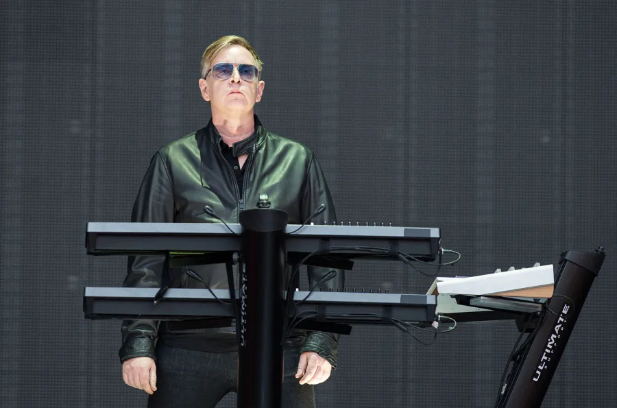 Ο Andy Fletcher των Depeche Mode στη σκηνή με πλήκτρα.