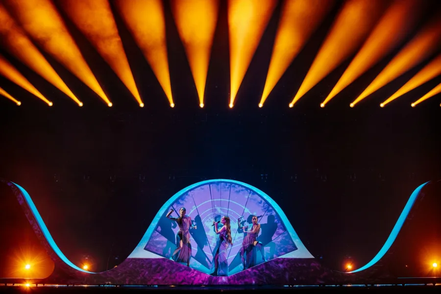 Η Ανδρομάχη στη σκηνή της Eurovision 2022 με το τραγούδι Ela.