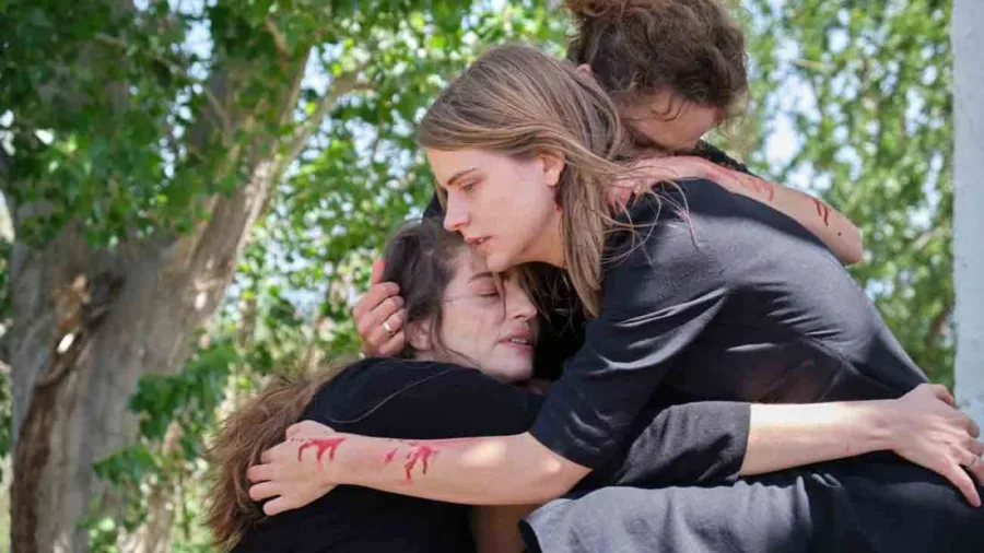 Τρεις γυναίκες από τη σειρά Άγριες Μέλισσες σε σκηνή έντονης συγκίνησης.