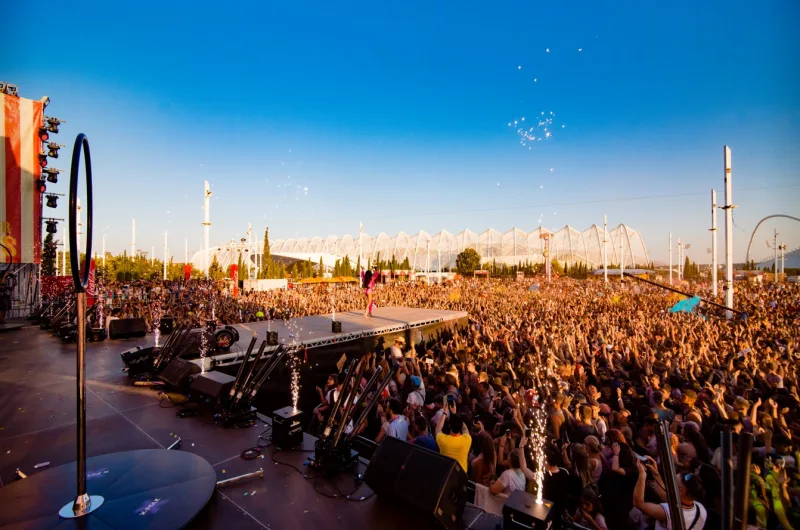 Άποψη της σκηνής και του πλήθους στο Colour Day Festival στο ΟΑΚΑ.