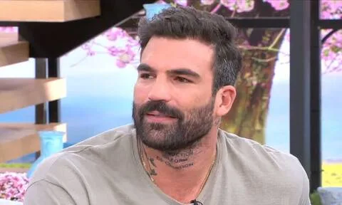 Ο Δημήτρης Αλεξάνδρου σε τηλεοπτικό πλατό.
