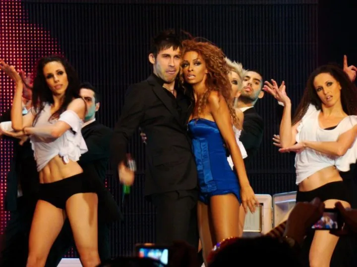 Η Ελένη Φουρέιρα στη σκηνή των Mad VMA με χορευτές.