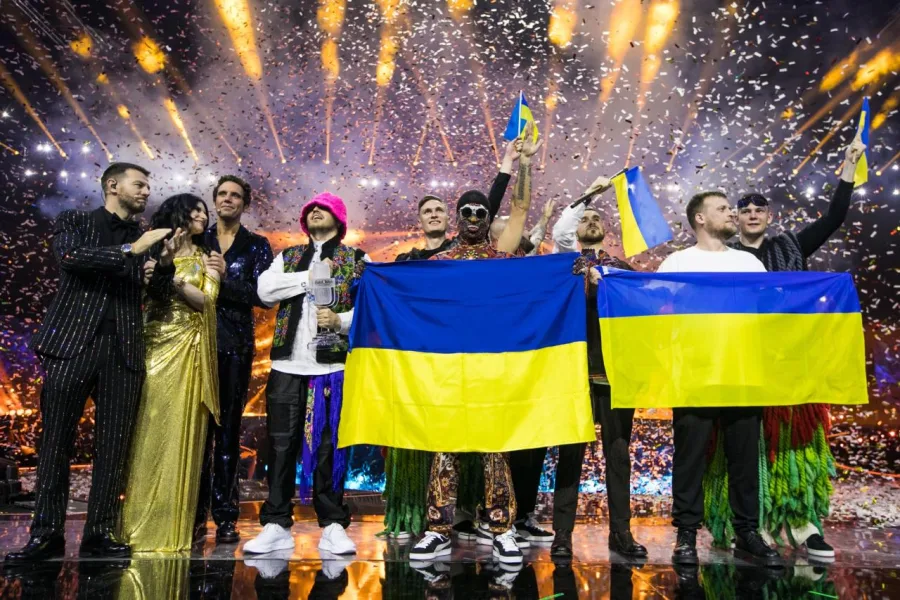 Καλλιτέχνες στη σκηνή της Eurovision 2022 με σημαίες της Ουκρανίας.