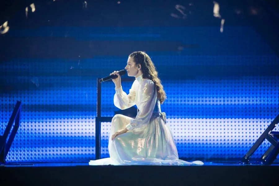 Η Αμάντα Γεωργιάδη στη σκηνή της Eurovision 2022.