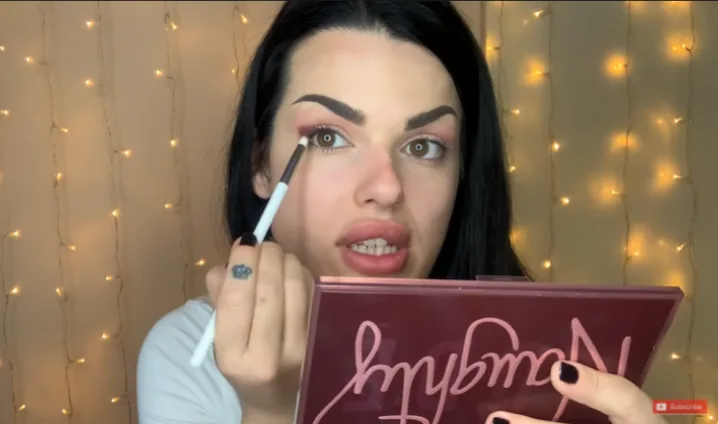 Η Fay’s Beauty Inside Out εφαρμόζει σκιές ματιών με πινέλο.