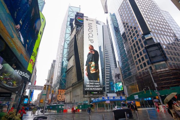 Mad Clip: Μπήκε σε billboard στην Times Square