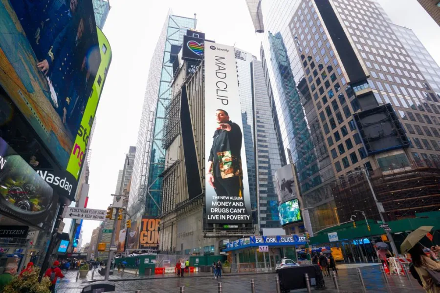 Billboard του Mad Clip στην Times Square της Νέας Υόρκης.