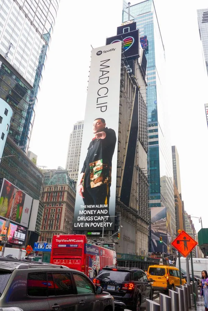 Billboard του Mad Clip στην Times Square της Νέας Υόρκης.