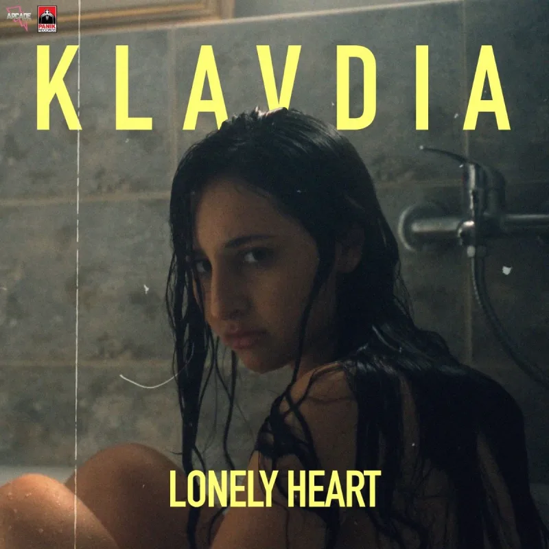 Η Klavdia στο εξώφυλλο του single Lonely Heart.