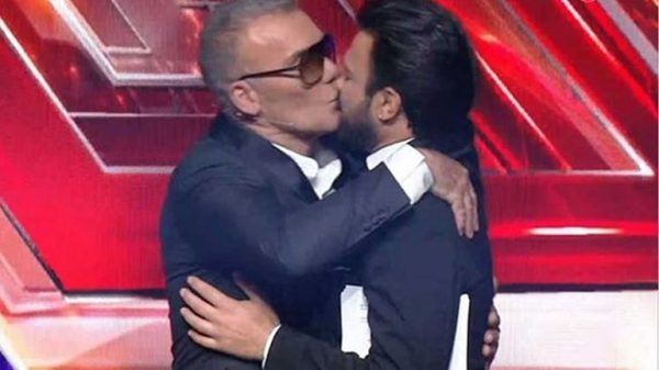 X-Factor: Ο Στέλιος Ρόκκος φίλησε στο στόμα τον Ανδρέα Γεωργίου