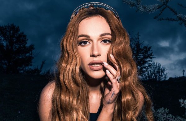 Τάνια Μπρεάζου: Το δυνατό και πολύχρωμο summer hit «Lovestab» κυκλοφορεί