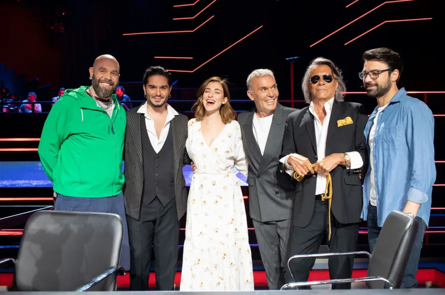 Οι κριτές και ο παρουσιαστής του The X Factor σε πλατό