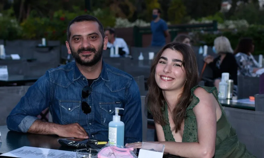 Ο Λεωνίδας Κουτσόπουλος και η Χρύσα Μιχαλοπούλου σε εξωτερικό χώρο.