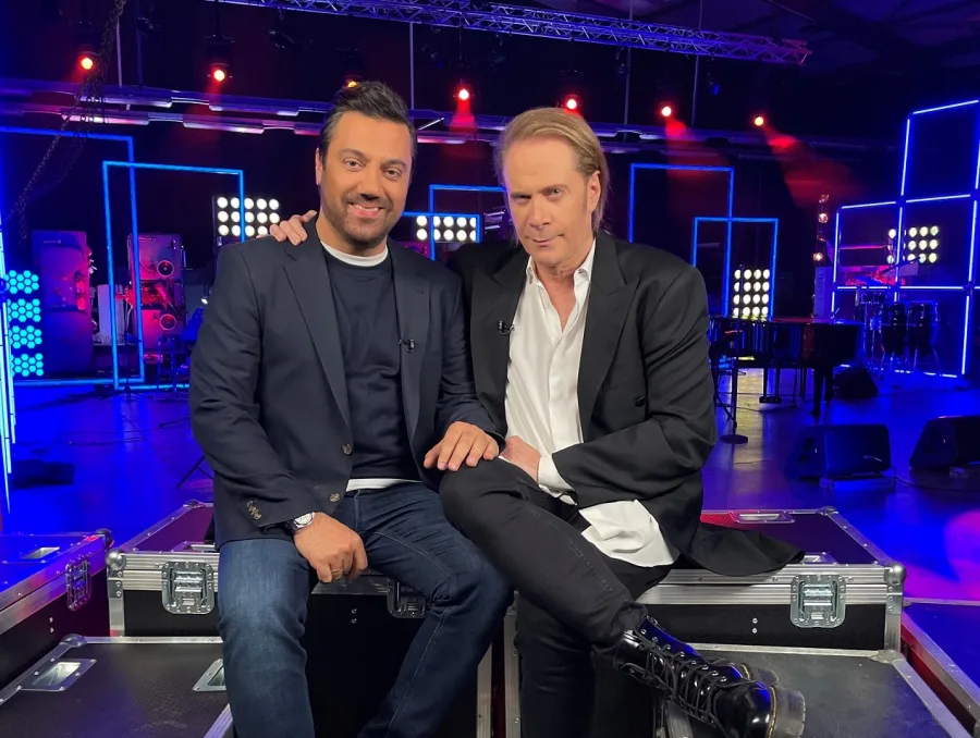 Ο Γιώργος Θεοφάνους και ο Στέφανος Κορκολής σε τηλεοπτικό πλατό.