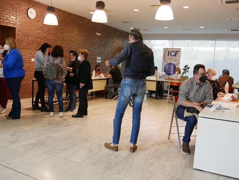 Άνθρωποι σε εσωτερικό χώρο ενημέρωσης για την πρωτοβουλία «Ξάδερφος Skywalker».