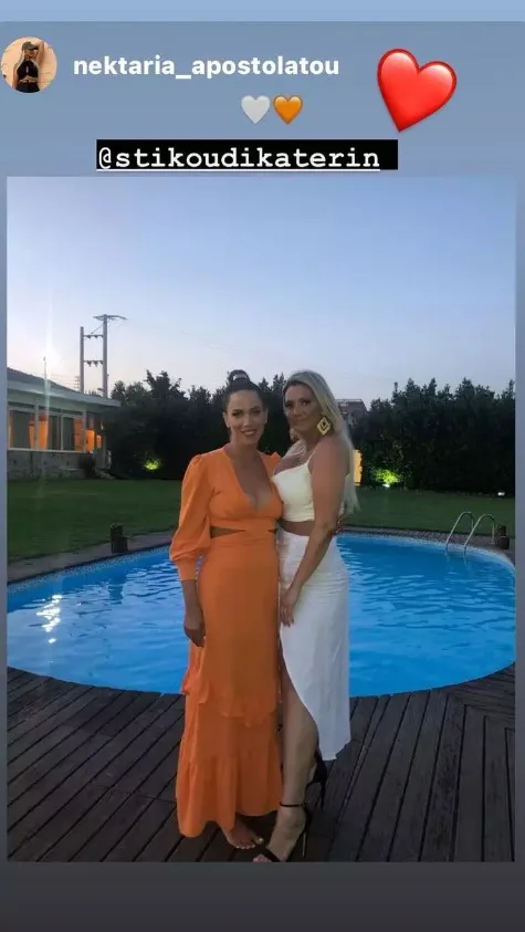 Η Κατερίνα Στικούδη με πορτοκαλί φόρεμα δίπλα σε πισίνα.