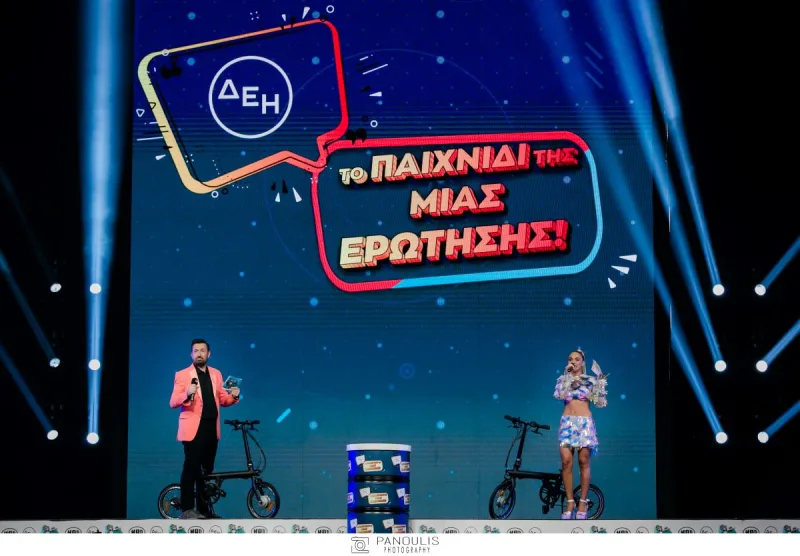 Παρουσιαστής και τραγουδίστρια στη σκηνή των Mad Video Music Awards 2022.