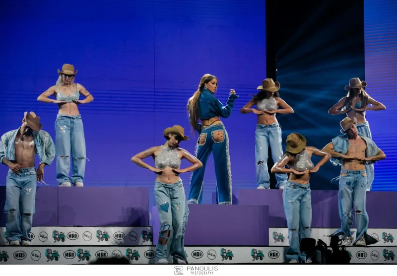 Τραγουδίστρια και χορευτές στη σκηνή των Mad Video Music Awards 2022.